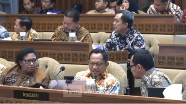 Asyik Ngobrol dengan Wamennya saat Rapat, Mendagri Tito Ditegur Anggota Komisi II: Mohon Diperhatikan Pak Menteri!