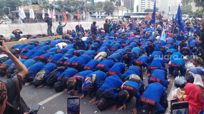 MK Kabulkan Sebagian Gugatan UU Cipta Kerja, Massa Buruh Langsung Sujud Syukur