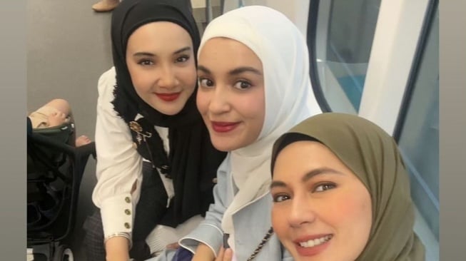 Kebersamaan Zaskia Sungkar, Shireen Sungkar dan Paula Verhoeven. [Instagram/@zaskiasungkar15]