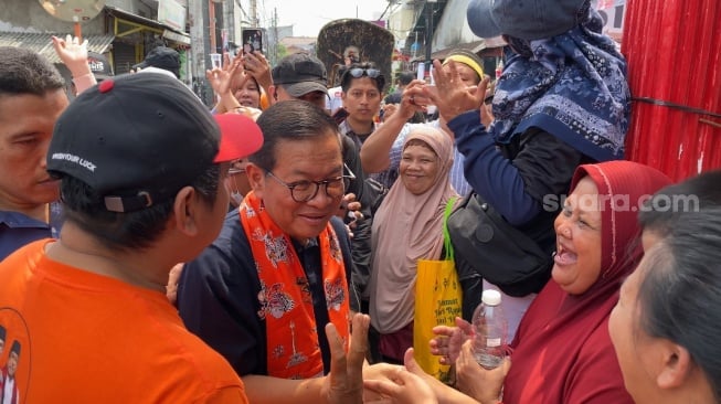 Cagub Jakarta nomor urut 3 Pramono Anung blusukan ke Utan Kayu, Jakarta. (Suara.com/Faqih)