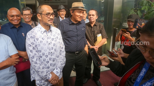 Mantan Ketua Komisi Pemberantasan Korupsi (KPK) Abraham Samad  bersama para tokoh pegiat anti korupsi antara lain Said Didu, Saut Situmorang, Erros Djarot, Roy Suryo, Refly Harun usai  melakukan audiensi dengan Pimpinan KPK di Gedung Merah Putih, Jakarta, Kamis (31/10/2024).  [Suara.com/Alfian Winanto]