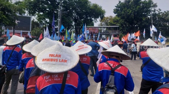 Buruh dari Serikat Pekerja Seluruh Indonesia (KSPSI) tolak omnibus law di depan Gedung MK, Jakarta, Kamis (31/10/2024). (Suara.com/Lilis)