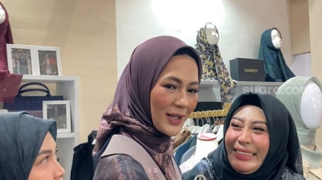 Ikut Fashion Show di Tengah Proses Cerai, Paula Verhoeven Berusaha Tampil Tenang