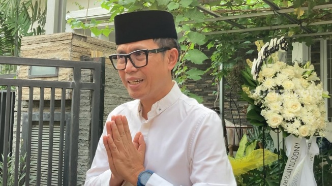 Eko Patrio di rumah duka ayah Uya Kuya, Nararya Sutrasno di kawasan Duren Sawit, Jakarta Timur, Rabu (30/10/2024). [Adiyoga Priyambodo/Suara.com]