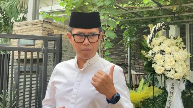 Eko Patrio di rumah duka ayah Uya Kuya, Nararya Sutrasno di kawasan Duren Sawit, Jakarta Timur, Rabu (30/10/2024). [Adiyoga Priyambodo/Suara.com]