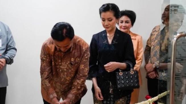 Resmikan Kantor Kementerian, Istri Yusril Ihza Tenteng Tas Lebih dari 20 Kali UMR Jakarta