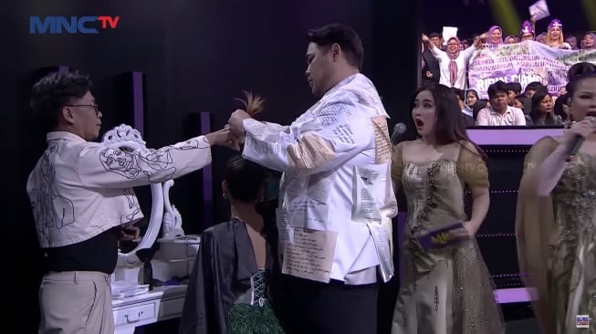 Tangkap layar momen Ivan Gunawan hendak potong rambut peserta KDI 2024 (YouTube/KDI MNCTV)