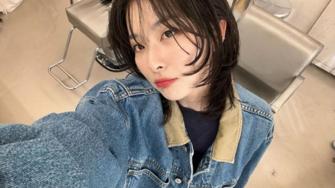 Tampil Edgy dengan 4 Gaya OOTD Streetwear Keren ala Seulgi Red Velvet