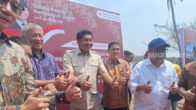 Menteri PKP Maruarar Sirait bersama pendiri Agung Sedayu Group Aguan melakukan groundbreaking pembangunan rumah gratis untuk masyarakat/(Suara.com/Achmad Fauzi).