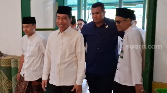 Momen Respati Ardi Dampingi Jokowi Salat Jumat di Masjid Al Wustho Mangkunegaran Solo