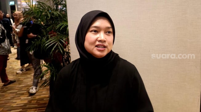 Hadrah Daeng Ratu, sutradara Dosa Musyrik saat ditemui di kawasan Kuningan, Jakarta Selatan, Kamis (31/10/2024). [Suara.com/Tiara Rosana]