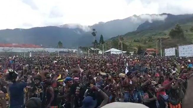 Pasangan Meki Nawipa-Deinas Geley Dapat Dukungan Penuh 81.000 Suara di Lapangan Mulia