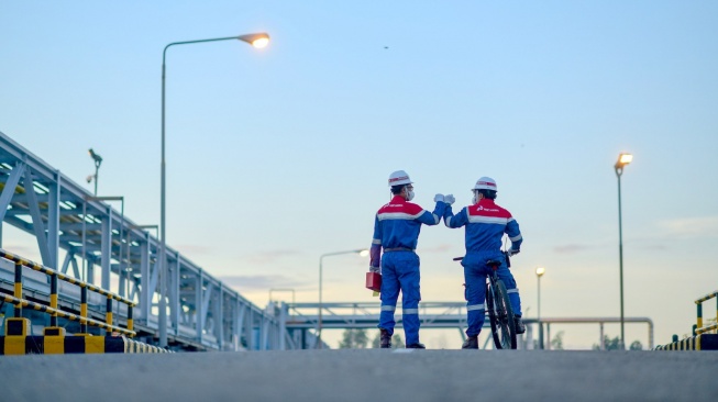 Dua Perwira PT Pertamina Hulu Rokan (PHR) tengah melakukan peninjauan di salah satu lapangan minyak di WK Rokan. [Dok PHR]