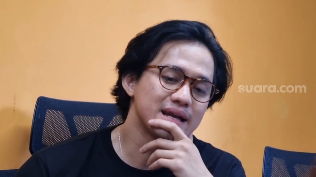 Aktor Bhisma Mulia dalam kunjungannya ke redaksi Suara.com, Rabu (16/10/2024). [Suara.com/Adiyoga Priyambodo]