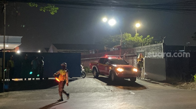 Hingga Jumat malam ini pukul 21.00 WIB, api di PT. Jati Perkasa Nusantara yang berada di Jalan Kaliabang, Kecamatan Medan Satria, Kota Bekasi belum berhasil dipadamkan [Suara.com/Mae Harsa]