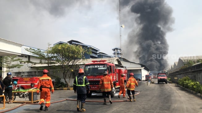 Kebakaran pabrik industri di Bekasi. [SuaraBekaci.id/Mae Manah]