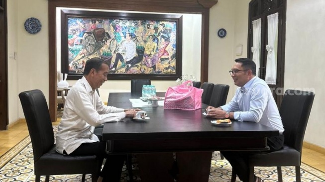 Calon Gubernur DKI Jakarta nomor urut satu, Ridwan Kamil (RK) sowan ke kediaman pribadi Presiden ke-7 RI, Joko Widodo alias Jokowi di Solo, Jawa Tengah, Jumat (1/11/2024). (Foto: Tim RK)