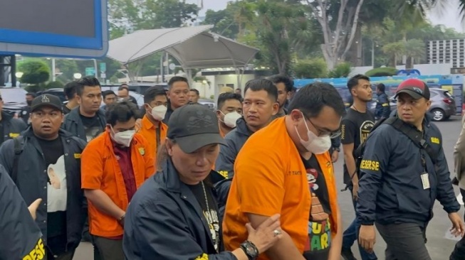 Ditreskrimum saat melakukan penggeledahan di Kantor Komdigi, Jalan Medan Merdeka Barat, Jumat, (1/11/2024) (Foto dok. Polisi)