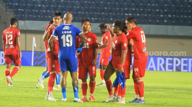 Persib Bandung bermain imbang 1-1 dengan Semen Padang di Stadion Si Jalak Harupat, Kabupaten Bandung, Jumat (1/11/2024). [Suara.com/Rahman]