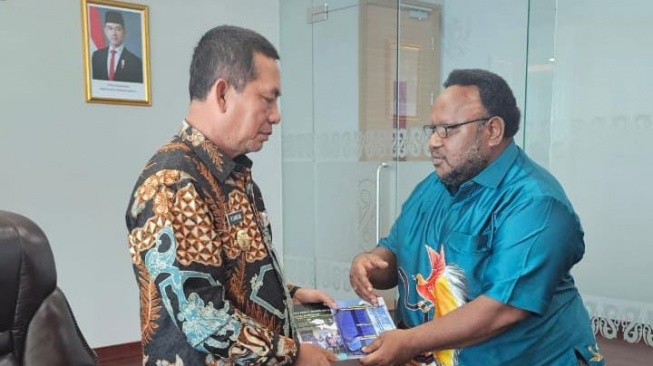 Eks Legislator DPRP Kasih 'Warisan' Buku Untuk Papua: 'OAP Perlu Regulasi yang Berpihak'