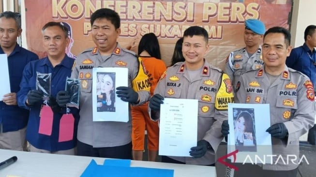 Kapolres Sukabumi AKBP Samian bersama jajaran Satreskrim Polres Sukabumi saat konferensi pers pengungkapan kasus judi daring di wilayah Kecamatan Cibadak, Kabupaten Sukabumi, Jabar beberapa waktu lalu. (ANTARA/Aditia A Rohman)