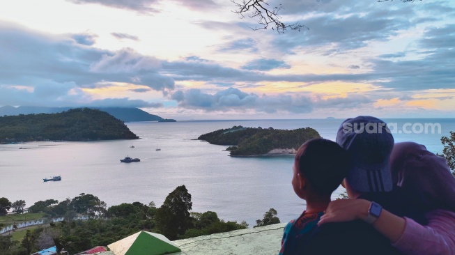 Wisatawan menikmati keindahan Sabang dan Pulau Weh. (Reza/Suara.com)