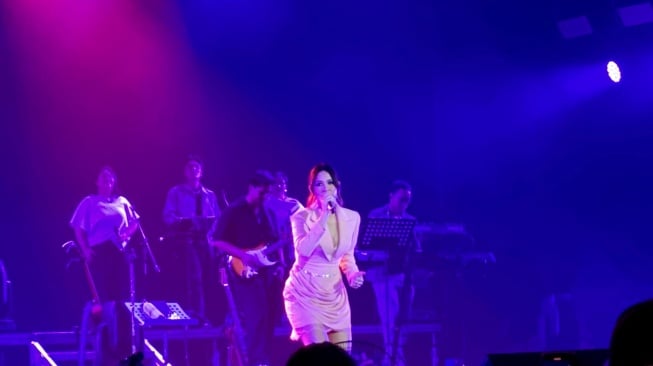 Raisa di konser JUNI Day X yang digelar di GBK Basket Hall, Jakarta Pusat, Jumat (1/11/2024). [Foto: dokumen JUNI Day X]