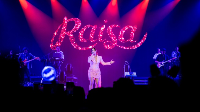 Raisa Bawakan Konsep Panggung The Deep Cut Set dalam Konser JUNI Day X