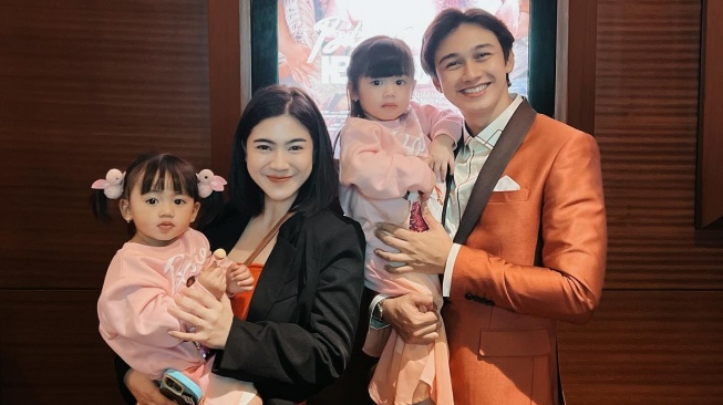 Immanuel Caesar Hito dan Felicya Angelista bersama dua anaknya. [Instagram]