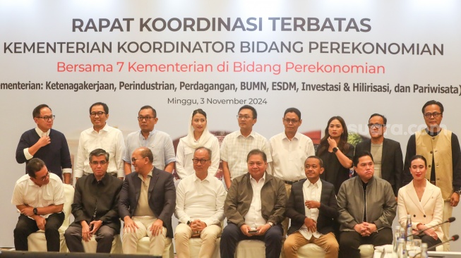 Menteri Koordinator Bidang Perekonomian Airlangga Hartarto memimpin rapat kordinasi terbatas bersama menteri jajaran di bidang perekonomian di Jakarta, Minggu (3/11/2024). [Suara.com/Alfian Winanto]
