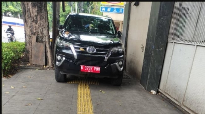 Fortuner Plat Merah Parkir Sembarangan di Trotoar, Nunggak Pajak Pula