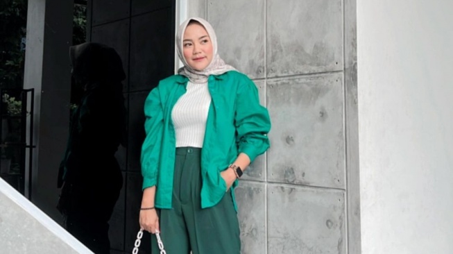 Selingkuhan Suami Arie Rieyanthie Ogah Salat Jamaah Gegara Sadar Bukan Suami Istri, Netizen Emosi: Tapi Zina Jalan Terus