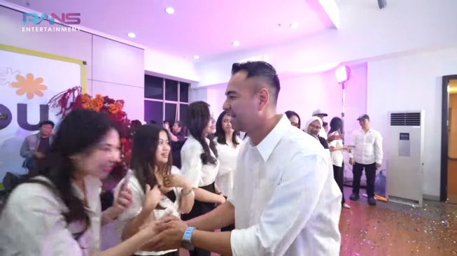 Tangkap layar momen Raffi Ahmad dapat kejutan dari pegawai Rans Entertainment (YouTube/Rans Entertainment)