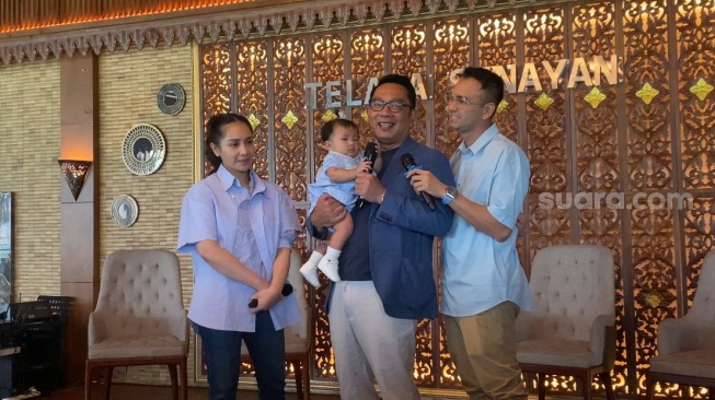 Raffi Ahmad dan Nagita Slavina usai makan siang bersama Ridwan Kamil di kawasan Senayan, Jakarta Pusat, Minggu (3/11/2024). [Suara.com/Tiara Rosana]