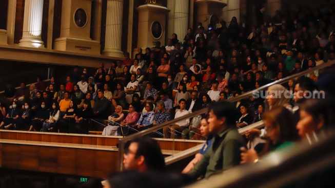 Penonton melihat Grup musik Light Ministry Orchestra (LMO) membawakan lagu saat konser kedua bertajuk 'A MILLION Light' di Aula Simfonia, Jakarta (3/11/2024). [Suara.com/Alfian Winanto]