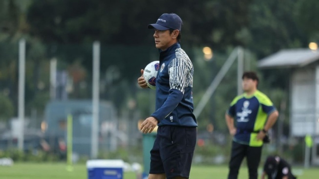 Pelatih Timnas Indonesia, Shin Tae-yong menanggapi rencana pelatih Vietnam, Kim Sang-sik memata-matai skuad Garuda di Stadion Utama Gelora Bung Karno (SUGBK), Senayan, Jakarta selama FIFA Matchday November 2024. [Dok. Instagram/@shintaeyong7777]