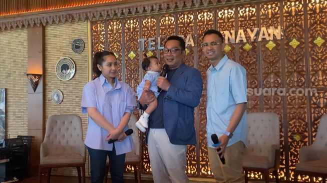 Raffi Ahmad dan Nagita Slavina usai makan siang bersama Ridwan Kamil di kawasan Senayan, Jakarta Pusat, Minggu (3/11/2024). [Suara.com/Tiara Rosana]