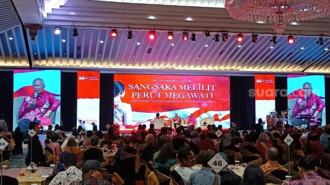 Putra pertama Soekarno, Guntur Soekarnoputra dalam acara peluncuran buku "Sangsaka Melilit Perut Megawati" di Puri Agung Sahid Jaya Hotel, Jakarta. (Suara.com/Novian)