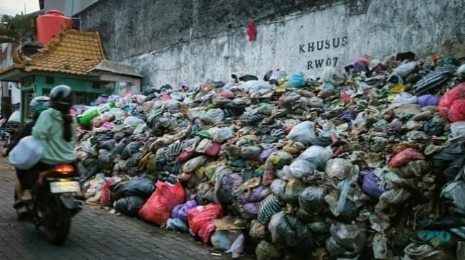 Viral Warga Jogja Antre Mengular Demi Buang Sampah, Warganet: Sampahnya Ditimbang dan Bayar Per Kg