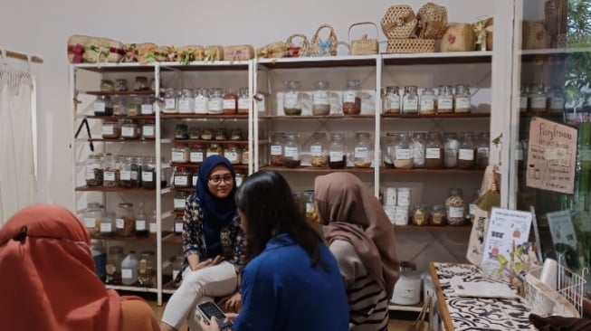 Pendiri dan pemilik toko curah Peony Ecohouse, Dwi Indriyati (Suara.com/Yulia Rosdiana Putri)