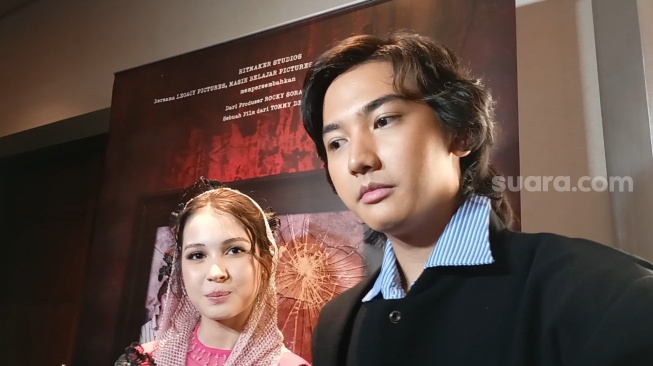 Ari Irham dan Sandrina Michelle di film Santet Segoro Pitu saat premiere kawasan Senayan, Jakarta Pusat pada Sabtu (2/11/2024) [Suara.com/Rena Pangesti]