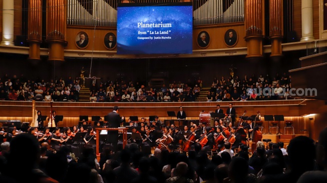 Konduktor Addie MS bersama Grup musik Light Ministry Orchestra (LMO) membawakan lagu saat konser kedua bertajuk 'A MILLION Light' di Aula Simfonia, Jakarta (3/11/2024). [Suara.com/Alfian Winanto]