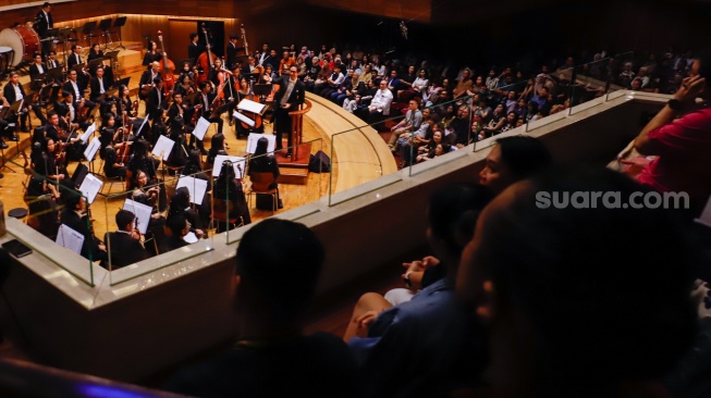 Konduktor Addie MS bersama Grup musik Light Ministry Orchestra (LMO) membawakan lagu saat konser kedua bertajuk 'A MILLION Light' di Aula Simfonia, Jakarta (3/11/2024). [Suara.com/Alfian Winanto]