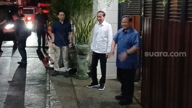 Presiden Prabowo Subianto dan mantan Presiden Jokowi saat bertemu di Solo, Minggu (3/11/2024). [Suara.com/Ari Welianto]