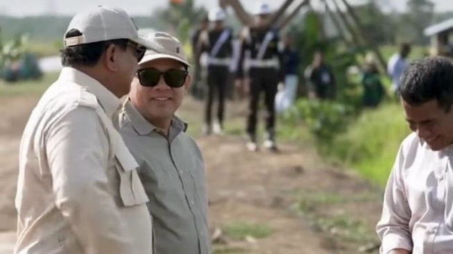 Sambangi Program Cetak Sawah 1 Juta Hektare di Merauke, Prabowo Didampingi Haji Isam