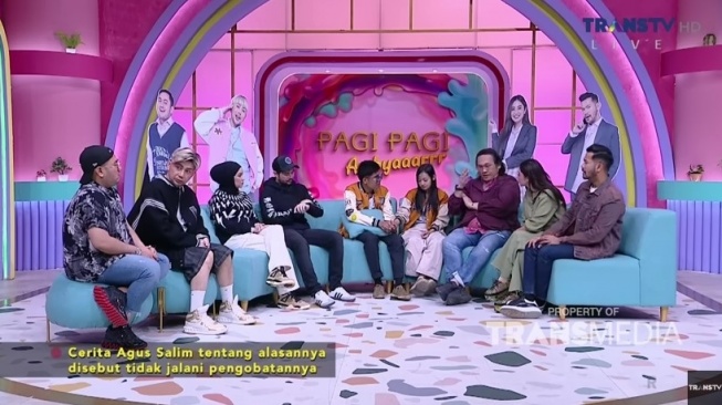 Farhat Abbas ditegur Dewi Perssik karena dianggap potong omongan Agus Salim (YouTube/TRANS TV Official)