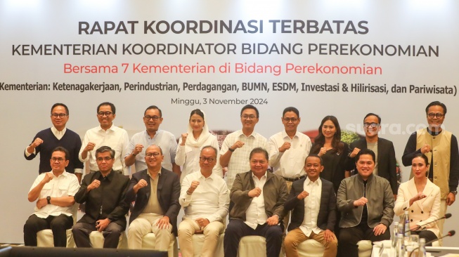 Menteri Koordinator Bidang Perekonomian Airlangga Hartarto (tengah), Menteri Investasi dan Hilirisasi Rosan Roeslani (ketiga kiri), Menteri Perindustrian Agus Gumiwang (keempat kiri), Menteri Pariwisata Widiyanti Putri (kanan), Menteri BUMN Erick Thohir (kedua kanan) dan Menteri ESDM Bahlil Lahadali (ketiga kanan) bersama para Wakil Menteri usai rapat kordinasi terbatas bersama menteri jajaran di bidang perekonomian di Jakarta, Minggu (3/11/2024). [Suara.com/Alfian Winanto]