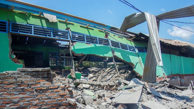 Bangunan ambruk akibat letusan Gunung Lewotobi Laki-Laki di Desa Klatanlo, Kabupaten Flores Timur, Nusa Tenggara Timur, Senin (4/11/2024). [ARNOLD WELIANTO / AFP]