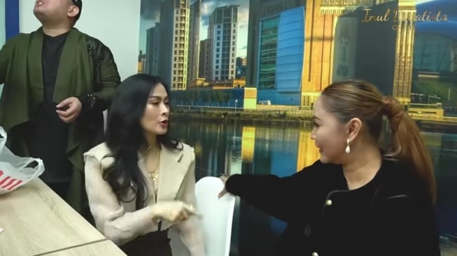 Inul Daratista interogasi Iis Dahlia soal artis inisial L yang bermuka dua (YouTube/Inul Daratista Official)