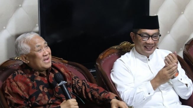 Mantan Ketua Umum PP Muhammadiyah Din Syamsuddin saat menerima kunjungan calon gubernur DKI nomor urut 1, Ridwan Kamil di kediamannya di Cilandak, Jakarta Selatan, Senin (4/11/2024). (ANTARA/HO-Tim Pemenangan Ridwan Kamil-Suswono)